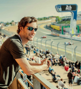 red-serengeti-2016_lemans_lifestyle_onbalcony1_v3-2-r