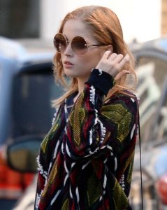 ELLIE BAMBER CON GAFAS SALVATORE FERRAGAMO