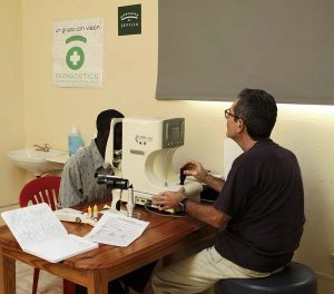 Farmaoptics revisando la vista en Haiti